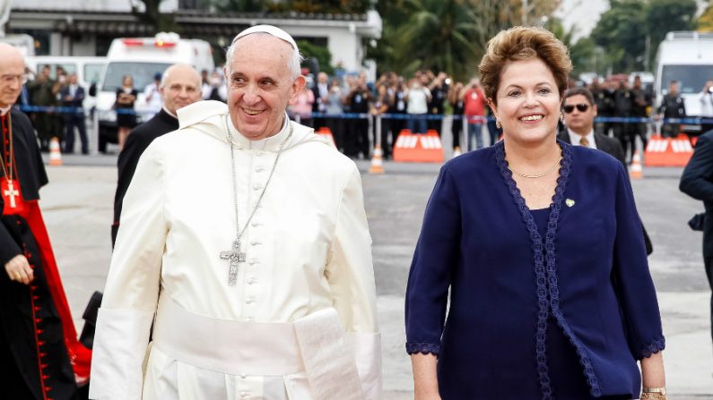  Presidenta Dilma Rousseff durante chegada do Papa Francisco na Base Aérea do Galeão (Roberto Stuckert Filho/Flickr)