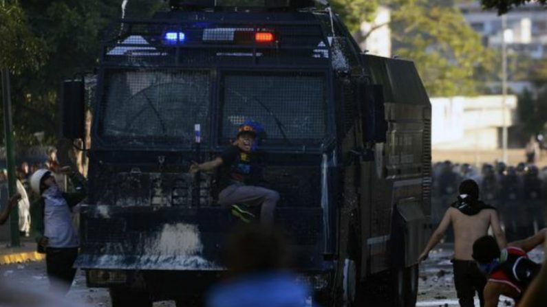 Em El trigal, carros foram incendiados e a Guarda Nacional dispersou a manifestação violentamente, com mortos e feridos (reprodução)