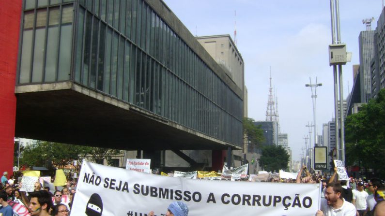 Protesto contra a corrupção na Avenida Paulista, em 2011 (foto: Wikipedia)