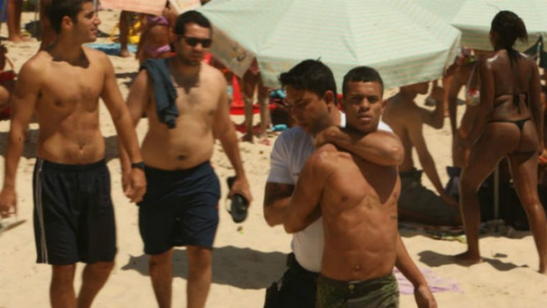 Em um arrastão em frente ao Forte de Copacabana, a cena foi dantesca. Pais e mães desesperados para proteger seus filhos, turistas sendo “depenados” e a polícia não podia fazer nada (reprodução)