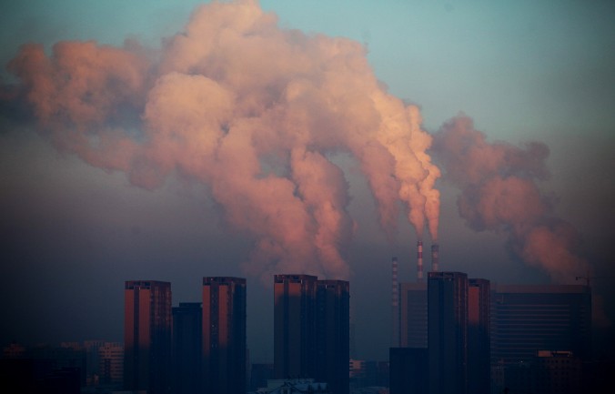 Uma usina térmica em Changchun libera fumaça na atmosfera da cidade, na província de Jilin, Nordeste da China (STR/AFP/Getty Images)