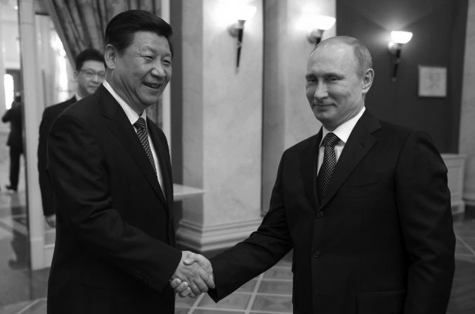 O presidente russo Vladimir Putin (à direita) cumprimenta o líder comunista chinês Xi Jinping antes de uma recepção que antecedeu a abertura dos Jogos Olímpicos de Inverno em Sochi, na Rússia, em 7 de fevereiro. A mídia estatal chinesa Diário do Povo reportou que a visita de Xi Jinping a Sochi era um sinal do "vínculo especial" entre as duas nações (Alexei Nikolsky/AFP/Getty Images)