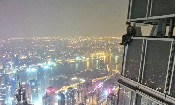 Imagem de um de dois jovens chineses que escalaram a Torre Shanghai, o prédio mais alto da China (China.org.cn)