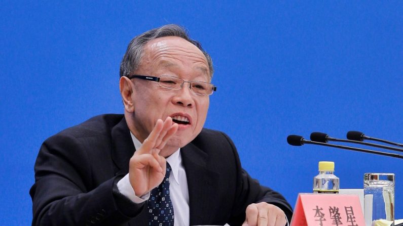 O ex-ministro das Relações Exteriores, Li Zhaoxing, atuando como porta-voz do Congresso Popular Nacional numa conferência de imprensa em Pequim (Lintao Zhang/Getty Images)