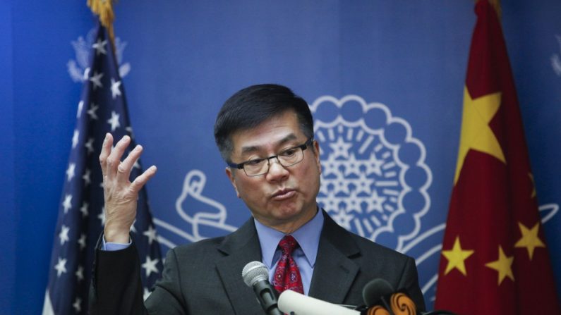 O embaixador dos EUA para a China, Gary Locke, faz seu discurso de despedida no Centro Americano em Pequim em 26 de fevereiro de 2014. Gary Locke deixará a China em 1º de março e será sucedido pelo senador Max Baucus (ChinaFotoPress/Getty Images)