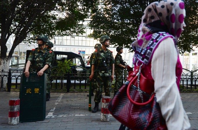 Um novo incidente de violência em Xinjiang foi atribuído a extremistas religiosos, disse a mídia oficial chinesa. Na foto, a polícia paramilitar chinesa faz guarda na região da minoria muçulmana uigur de Urumqi, província de Xinjiang, em junho de 2013. A recente onda de violência em Xinjiang é causada por ressentimentos étnicos, segundo os especialistas, e não o terrorismo alegado pela mídia estatal (Mark Ralston/AFP/Getty Images)