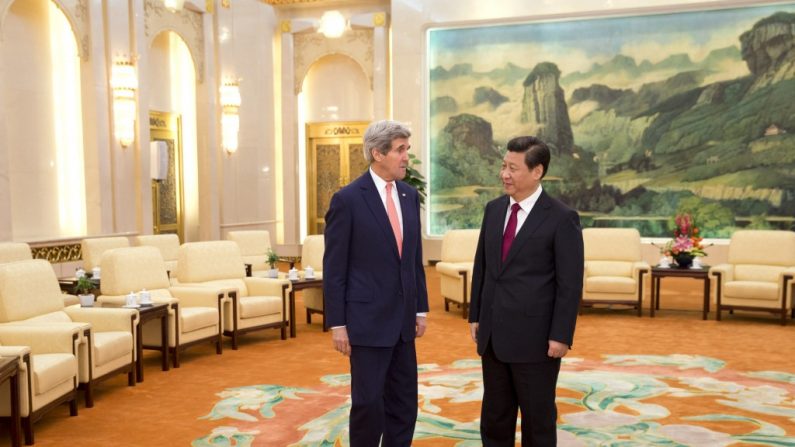 O secretário de Estado americano John Kerry (à esquerda) se reúne com o líder chinês Xi Jinping no Grande Salão do Povo, em Pequim, em 14 de fevereiro. Kerry se reuniu com Xi em meio a crescentes atritos territoriais entre Pequim e aliados regionais de Washington, o Japão e as Filipinas (Evan Vucci/AFP/Getty Images)