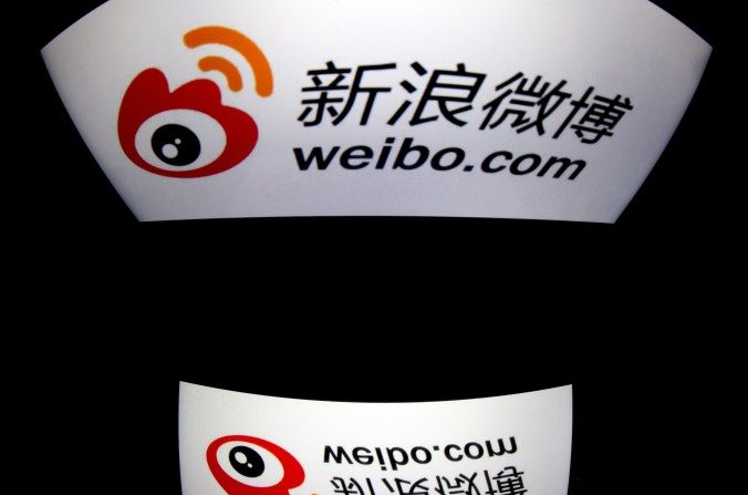 O logo do Weibo num tablet em Paris. Usuários desta plataforma de mídia social na China declinaram dramaticamente após a repressão do regime à internet chinesa (Lionel Bonaventure/AFP/Getty Images)