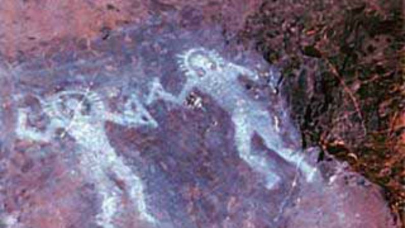 Pinturas em cavernas com mais de 10000 anos em Valcamonica, Itália, mostram pessoas usando o que alguns dizem ser trajes espaciais (Wikimedia Commons