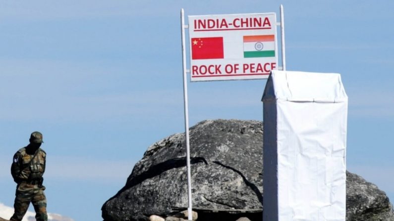 Um soldado indiano faz guarda na passagem Bumla, em Arunachal Pradesh, na fronteira Índia-China (Biju Boro/AFP/Getty Images)