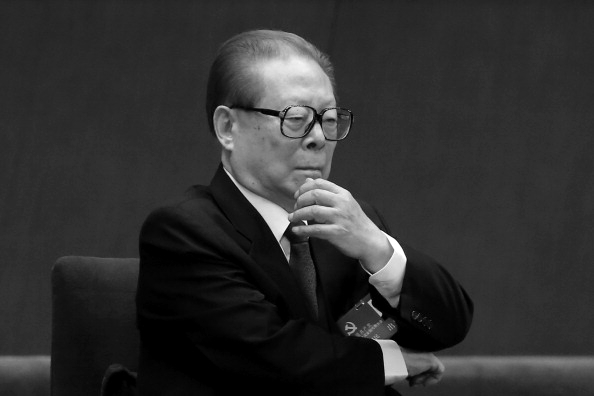 O ex-líder chinês Jiang Zemin e o ex-primeiro-ministro Li Peng receberam ordem de prisão na Espanha por crimes contra a humanidade e genocídio no Tibete (Feng Li/Getty Images)