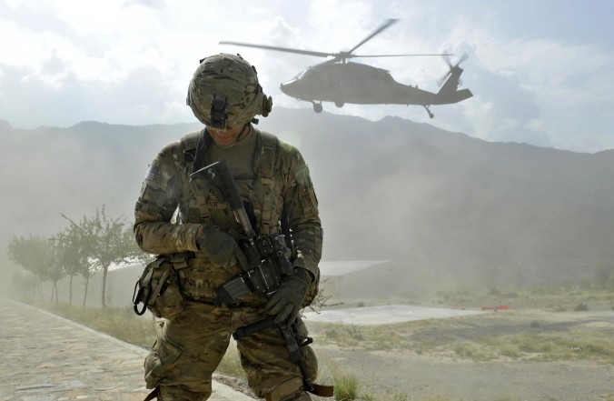 Um soldado, da Companhia Bravo do 2º batalhão do 27º regimento de infantaria do Exército dos EUA, guarda uma zona de pouso de helicópteros Blackhawk na província de Kunar, no Afeganistão (Tauseef Mustafa/AFP/Getty Images)