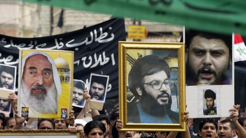 Manifestantes xiitas iraquianos exibem imagens do antigo líder espiritual do Hamas, o xeique Ahmed Yassin (à esquerda), do secretário-geral do Hezbollah, o xeique Hassan Nasrallah (centro), e do clérigo xiita iraquiano Moqtada al-Sadr, em apoio a Sadr, em 6 de abril de 2004, nos subúrbios ao sul de Beirute (Barrak/AFP/Getty Images)