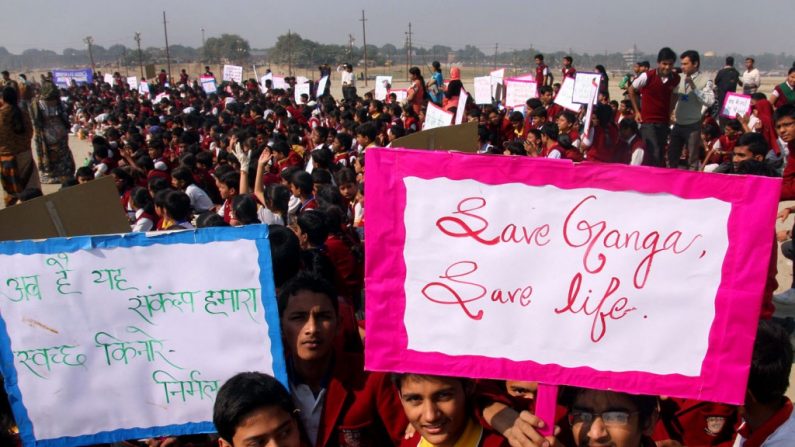 Crianças indianas exibem cartazes num protesto contra a poluição do rio Ganges em 3 de dezembro de 2012. Depois de gastar mais de US$ 806 milhões ao longo de 28 anos para limpar o rio Ganges, o gabinete do primeiro-ministro indiano finalmente encarregou o Ministério do Meio Ambiente para elaborar uma legislação que proteja e salve o seu fluxo livre (STR/AFP/Getty Images)