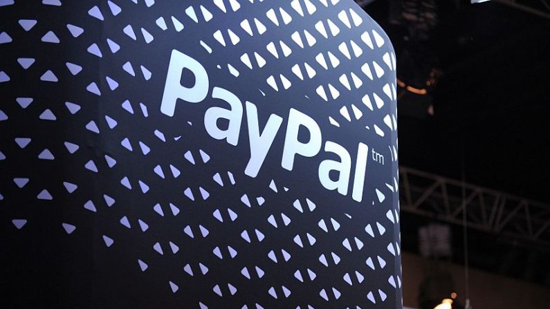 O logotipo do serviço de pagamento online PayPal é retratado no evento LeWeb 2013, perto de Paris, em 10 de dezembro de 2013. O PayPal é um dos serviços mais antigos e utilizados de carteira eletrônica para compras online (Eric Piermont/AFP/Getty Images)