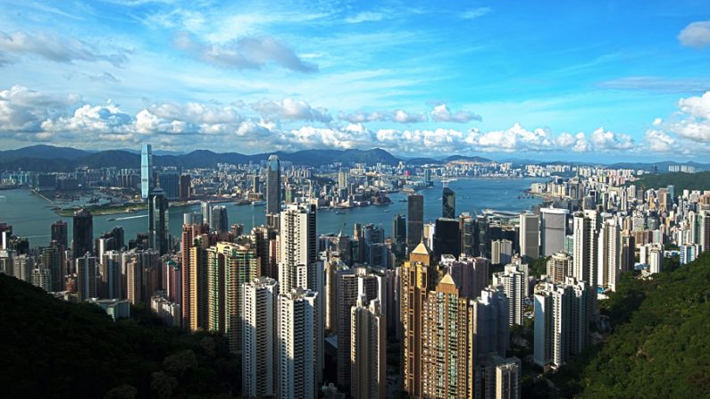 Visão aérea do Pico Vitória, olhando em direção ao norte sobre o centre da cidade de Hong Kong, o Porto Vitória e Kowloon, em 2011 (Wikimedia Commons)