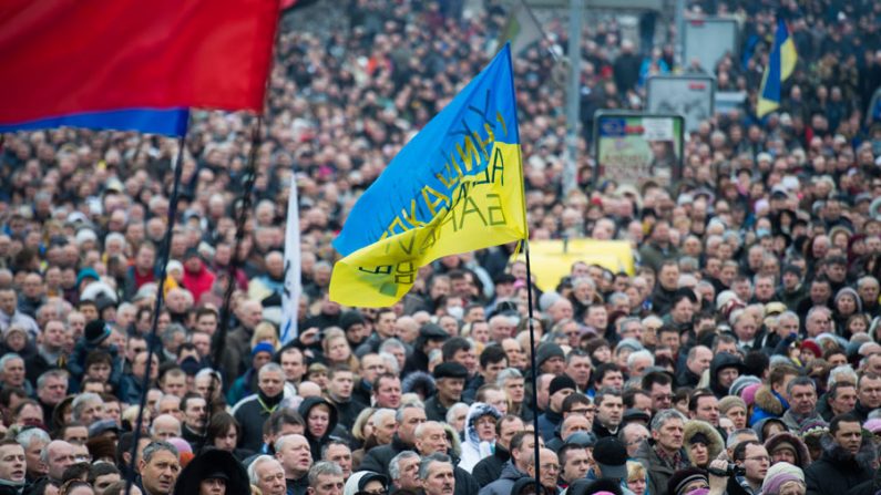 Milhares de ucranianos se reuniram na Praça da Independência em Kiev em 16 de fevereiro em protesto após o presidente Viktor Yanukovych rejeitar um acordo de comércio com a União Europeia em favor de reforçar os laços com a Rússia (Martin Bureau/AFP/Getty Images)