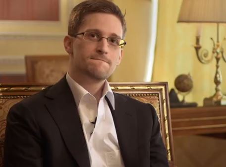 O ex-contratado da NSA, Edward Snowden, numa entrevista à mídia alemã NDR (LiveLeak via NDR)