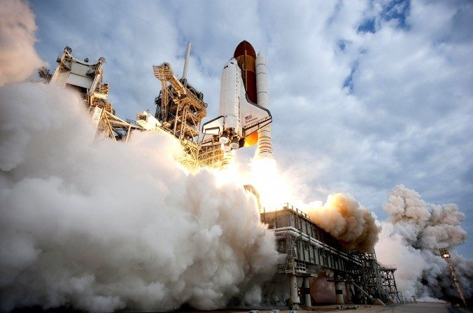 O ônibus espacial ‘Endeavour’ da NASA decola da plataforma de lançamento 39A no Centro Espacial Kennedy em 16 de maio de 2011 em Cabo Canaveral, Flórida, EUA (NASA/Getty Images)