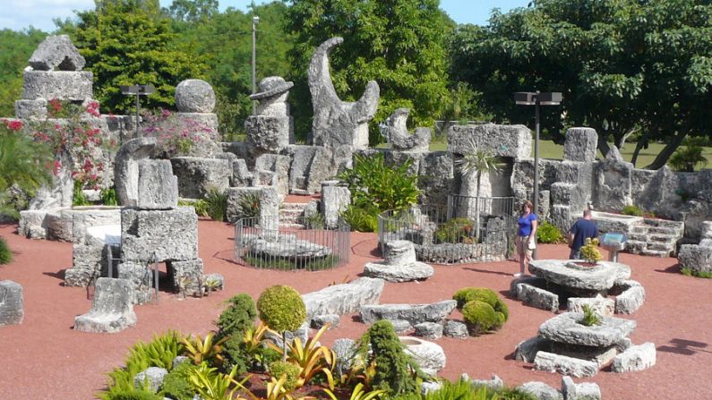 Coral Castle  é aparentemente um lugar comum, porém sua construção é cheia de mistérios (Internet)