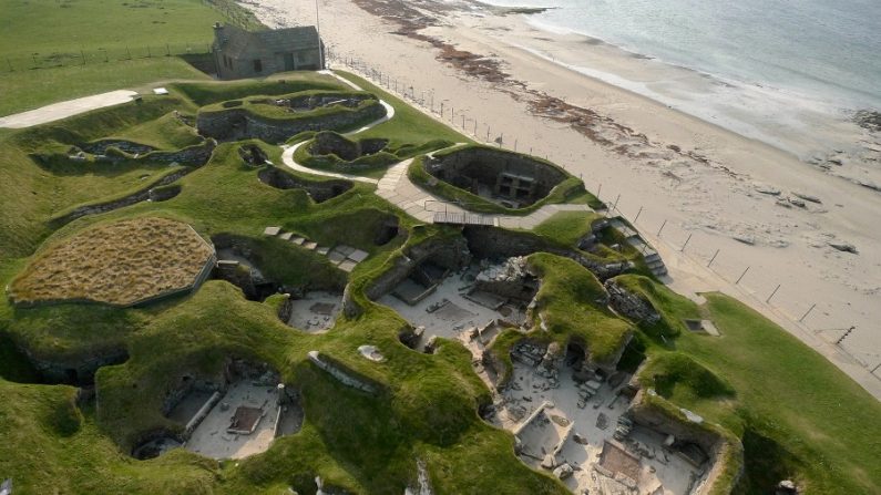 Vista aérea de Skara Brae, mostrando as habitações sem telhados (Internet)