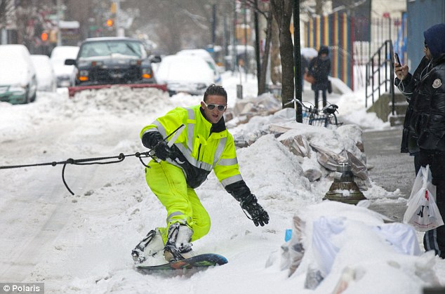 O diretor Casey Neistat em seu snowboard nas ruas de Nova York (YouTube)