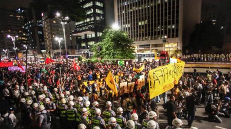 Manifestantes protestam na Avenida Paulista contra a Copa do Mundo