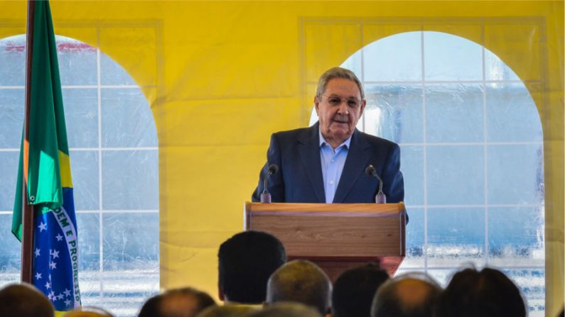 O líder Raúl Castro discursa em 27 de janeiro de 2014 durante a inauguração da primeira etapa do Porto de Mariel, na província de Artemisa, Cuba (Adalberto Roque/AFP/GettyImages)