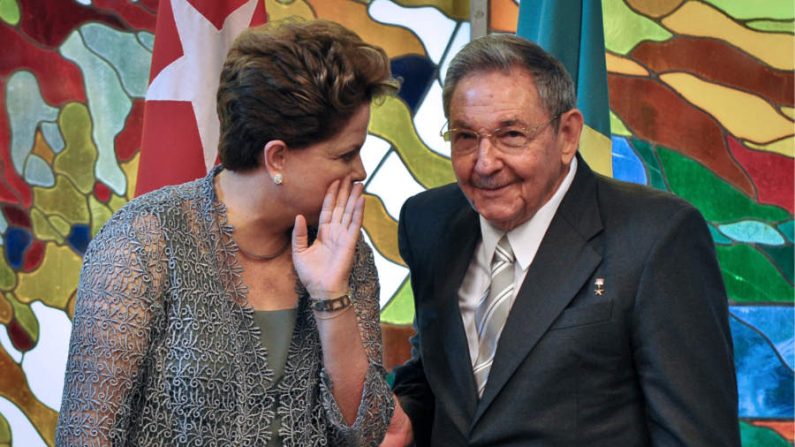 A presidente Dilma Roussef e o líder Raúl Castro conversam no Palácio da Revolução em 31 de janeiro de 2012, Havana (Adalberto Roque/AFP/Getty Images)