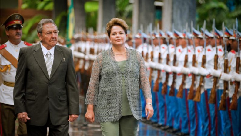 A presidente Dilma Roussef e o líder Raúl Castro passam em revista a guarda cubana durante a cerimônia de boas-vindas no Palácio da Revolução, em 31 de janeiro de 2012, Havana (Adalberto Roque/AFP/Getty Images)