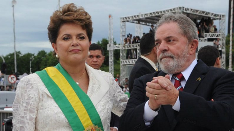 Presidente brasileira Dilma Rousseff vestindo a faixa presidencial acompanhada por Lula (Fabio Rodrigues Pozzebom/ABr)