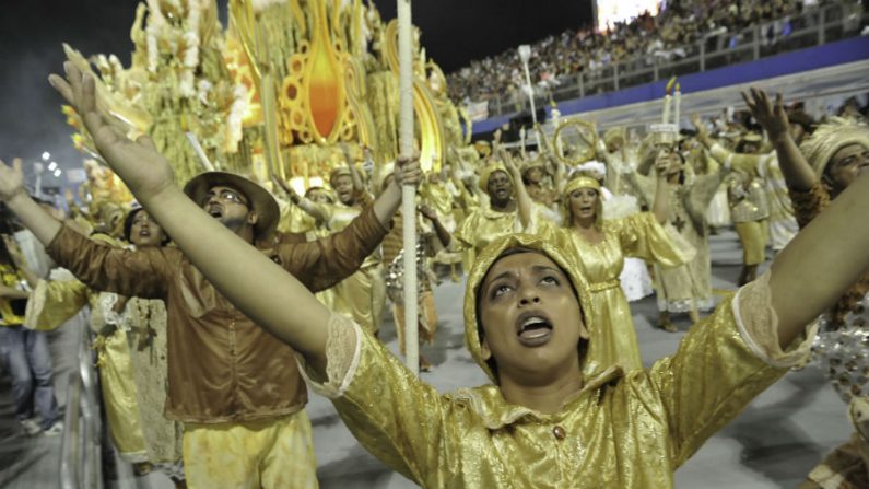 Desfile da Mocidade Alegre no Carnaval 2014. O terceiro título seguido da escola veio com o samba enredo: “Andar com fé eu vou... Que a fé não costuma falhar!” (Foto: Marcos Lins/ SPTuris)
