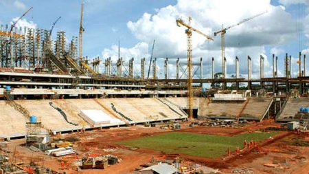 Falta de planejamento e de fiscalização causa atraso nas obras da Copa