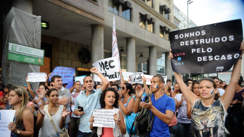 Em janeiro, alunos da Gama Filho e da UniverCidade protestaram na Avenida Presidente Vargas, no centro do Rio, contra a decisão do Ministério da Educação de descredenciar as instituições (Fernando Frazão/ABr)