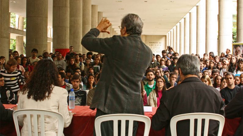 Jandira Feghali (PCdoB), Fernando Gabeira (PV) e Alessandro Molon (PT) discursam em palestra na PUC-Rio, em setembro de 2008 (Marcus Veras/Flickr Gabeira 43)