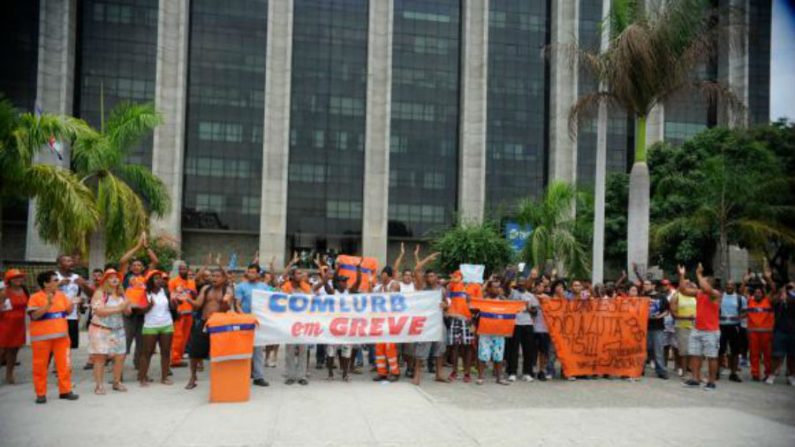 Garis fazem manifestação saindo da sede da Comlurb, na Tijuca, em direção à prefeitura, na região central da cidade (Tomaz Silva/ABr)