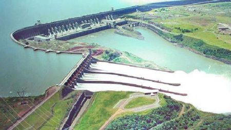 Opositora paraguaia pede apoio internacional no diálogo com Brasil por Itaipu