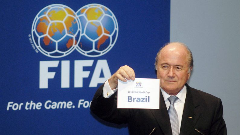 Joseph Blatter anunciando a vitória do Brasil como país anfitrião da Copa do Mundo de Futebol 2014 (Ricardo Stuckert/ABr/Wikimedia Commons)