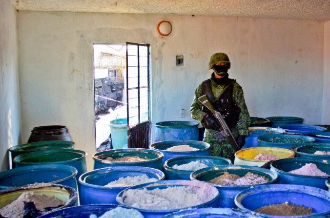 Um soldado monta guarda num laboratório clandestino de processamento de drogas químicas descoberto no México em 9 de fevereiro de 2012. Gangues chinesas estão fornecendo produtos químicos aos cartéis de droga mexicanos para criarem metanfetamina (Hector Guerrero/AFP/Getty Images)