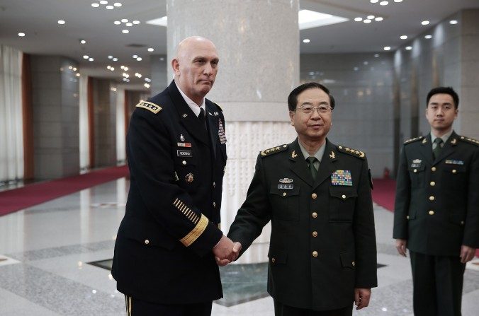 O general Ray Odierno (à esquerda), chefe do Exército dos EUA, e o general Fang Huifeng, chefe do Estado-Maior do Exército da Libertação Popular, no prédio Bayi em Pequim. A China planeja aumentar seus gastos militares em 2014, seguindo uma tendência de duas décadas (Lintao Zhang/AFP/Getty Images)