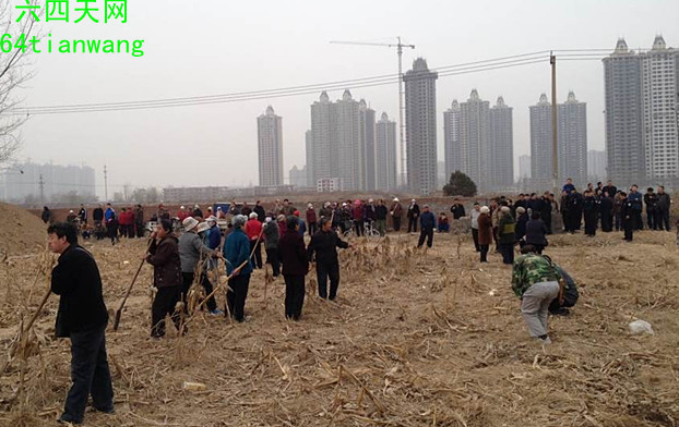 Mais de 100 agricultores chineses com ferramentas agrícolas se preparam para repelir os desenvolvedores imobiliários em Shijiazhuang, província de Hebei, num incidente em 18 de março. A rápida urbanização produz mais de 100 mil protestos por ano na China, mais de metade dos quais devido à desapropriação de terras (64 Tianwang)