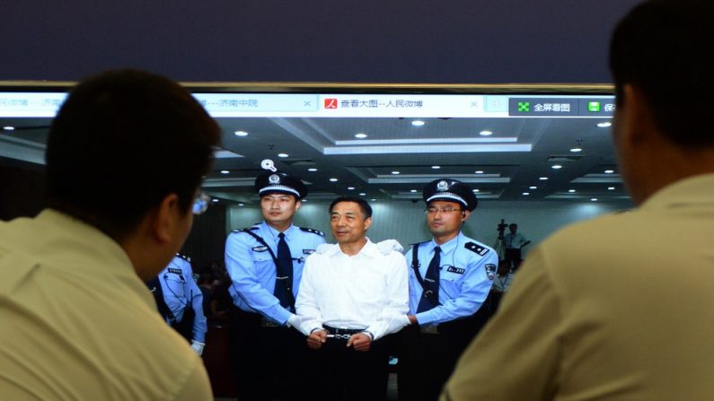Chineses observam numa tela o político chinês desgraçado Bo Xilai, no Tribunal Popular Intermediário, após ser condenado à prisão perpétua (Mark Ralston/AFP/Getty Images)