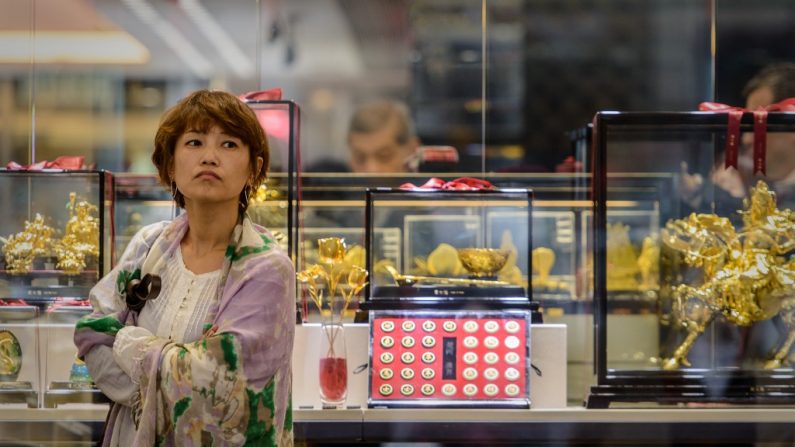 Uma mulher numa joalheira em Hong Kong (Philippe Lopez/AFP/Getty Images)