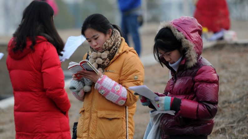 Estudantes conferem suas notas antes de exames em Hefei. Mais de cem universitárias de toda a China alertaram sobre as agressões sexuais contra jovens nos campi escolares durante o Congresso Popular Nacional em março de 2014 (STR/AFP/Getty Images)