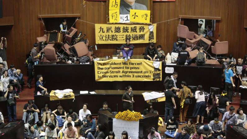 Mais de 200 estudantes e manifestantes ocuparam o Parlamento de Taiwan em 19 de março, em Taipei, Taiwan, para protestar contra a tentativa do Partido Nacionalista no poder de ratificar um controverso acordo de serviços e comércio com a China (Ashley Pon/Getty Images)