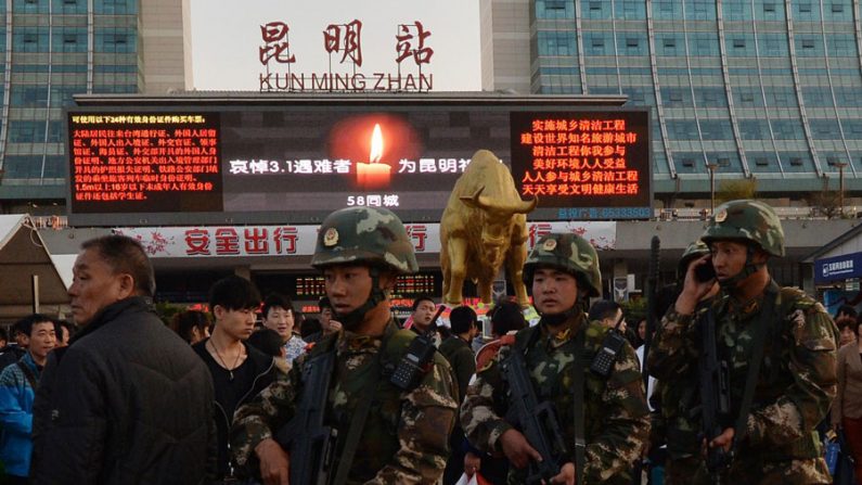 Policiais militares chineses na estação de trem de Kunming, na província de Yunnan, em 3 de março, após um ataque com facas que deixou 29 mortos (Mark Ralston/AFP/Getty Images)