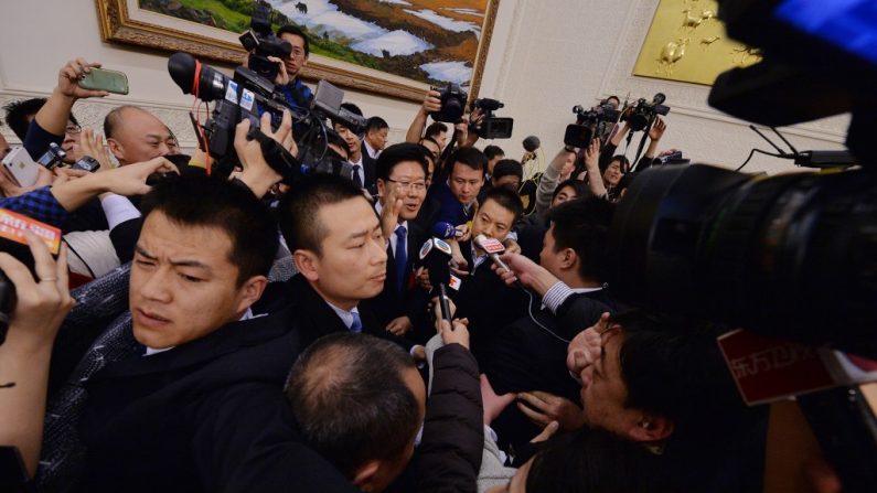 Jornalistas cercam Zhang Chunxian (centro, de óculos), o secretário do Partido Comunista Chinês em Xinjiang, tentando questioná-lo sobre o recente atentado em Kunming (Mark Ralston/AFP/Getty Images)