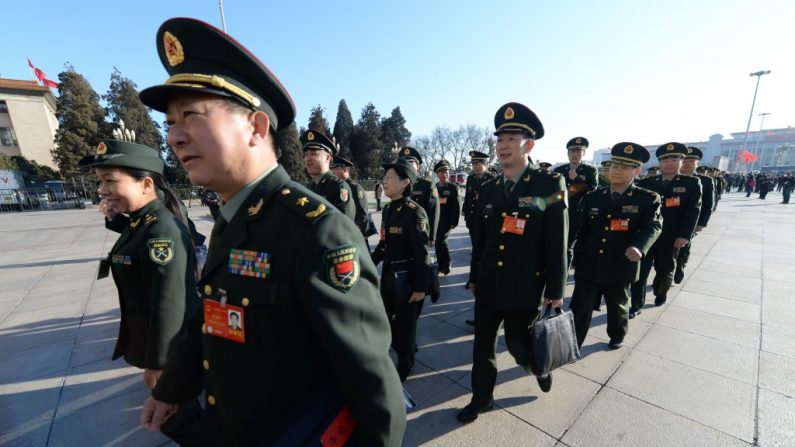 Delegados militares chegam para a cerimônia de encerramento do Congresso Popular Nacional, no Grande Salão do Povo, em Pequim, em 13 de março. O líder chinês Xi Jinping se nomeou chefe de uma nova comissão sobre a reforma das forças militares (Goh Chai Hin/AFP/Getty Images)