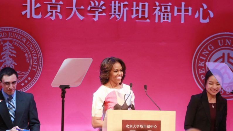 A primeira-dama americana Michelle Obama discursa no Centro de Stanford na Universidade de Pequim em 22 de março de 2014, em Pequim, China (ChinaFotoPress/Getty Images)