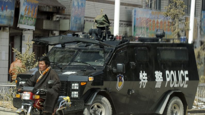 Um veículo da polícia militar no condado de Banma, província de Qinghai, China. Turistas chineses estão chocados com a militarização do Tibete e suas postagens francas na internet mostram como a realidade difere da propaganda oficial (Peter Parks/AFP/Getty Images)